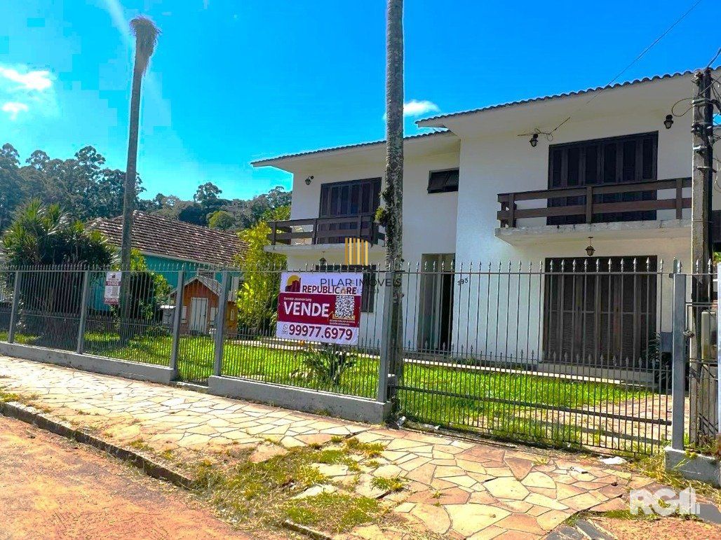 Casa com 351,60m2 de área construída em propriedade de 743m2 no Bairro Jardim Carvalho.
