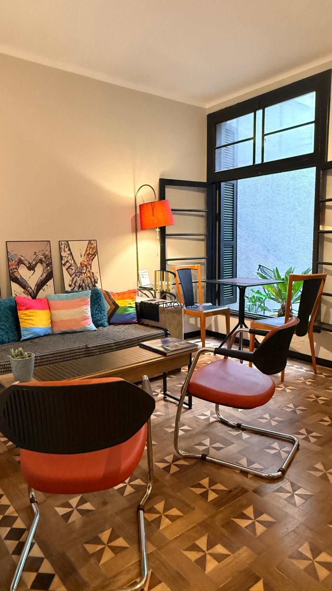 Prédio na Andre da Rocha com garagem