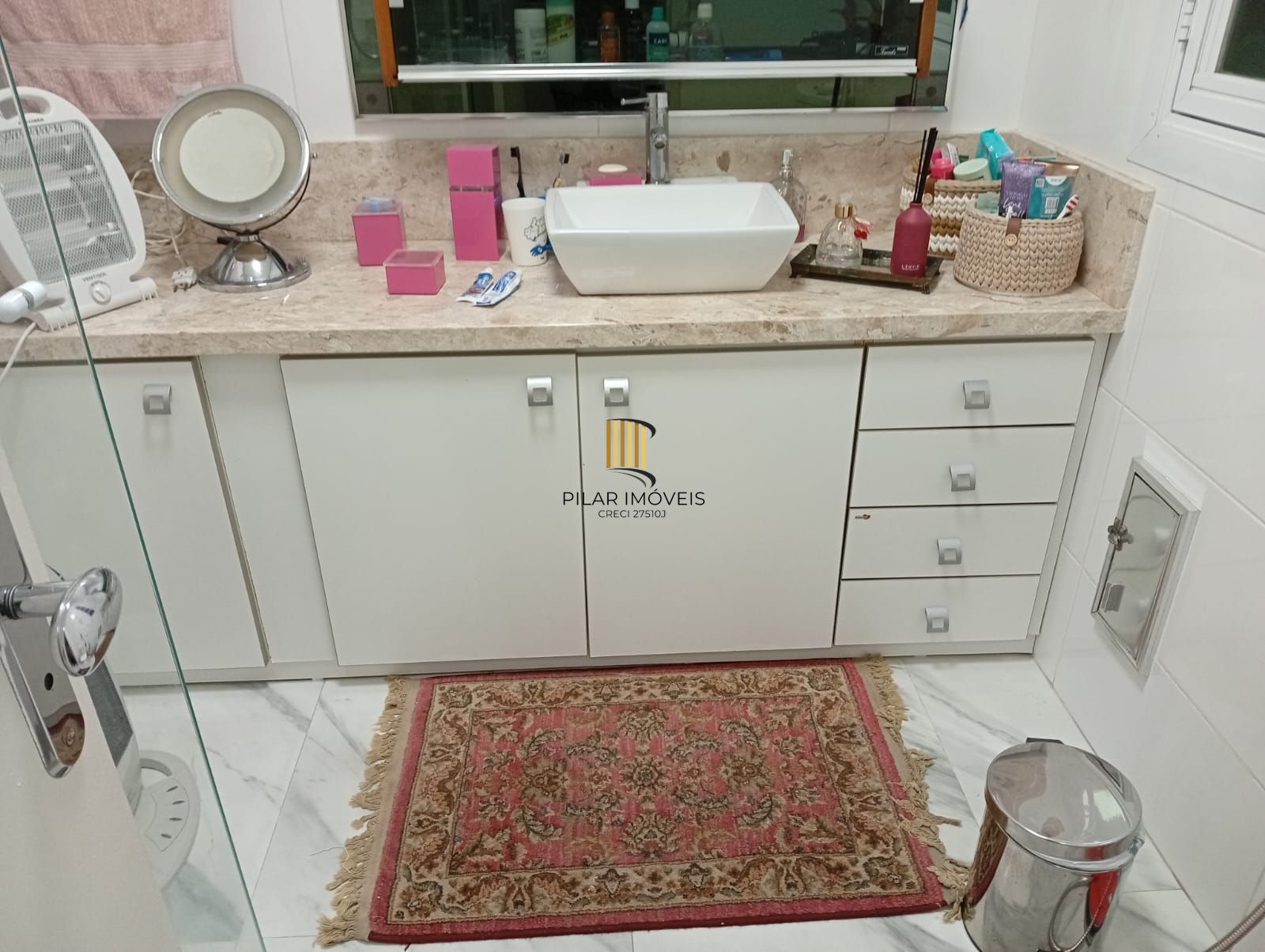 Casa com 5 quartos , 7 banheiros e pátio!