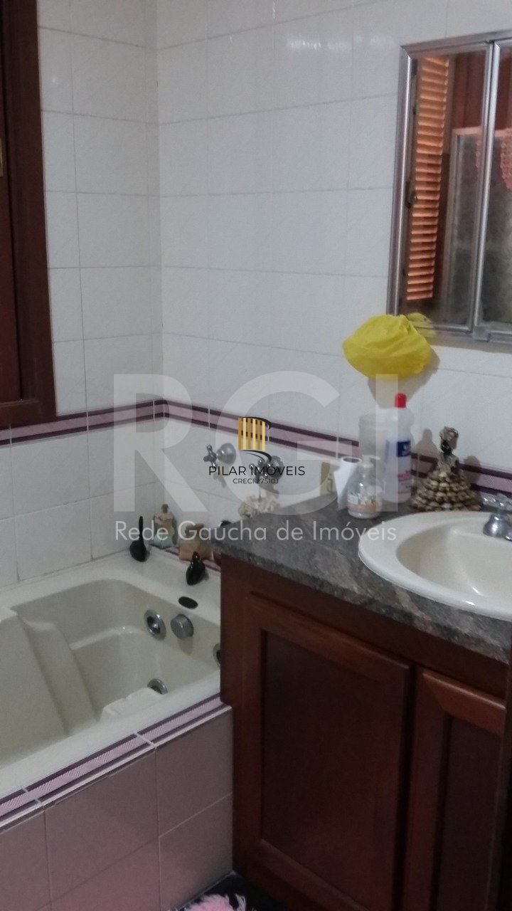 Casa com 4 quartos, 4 banheiros  e amplo pátio no miolo do bairro Cidade Baixa!