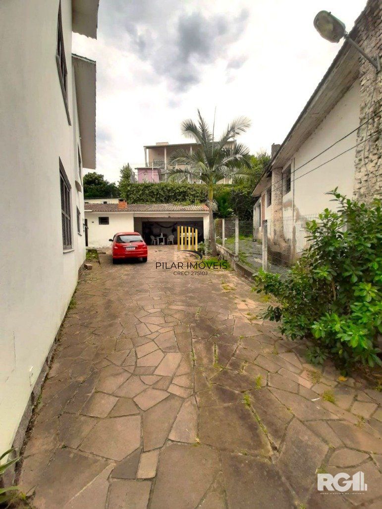 Casa com 351,60m2 de área construída em propriedade de 743m2 no Bairro Jardim Carvalho.