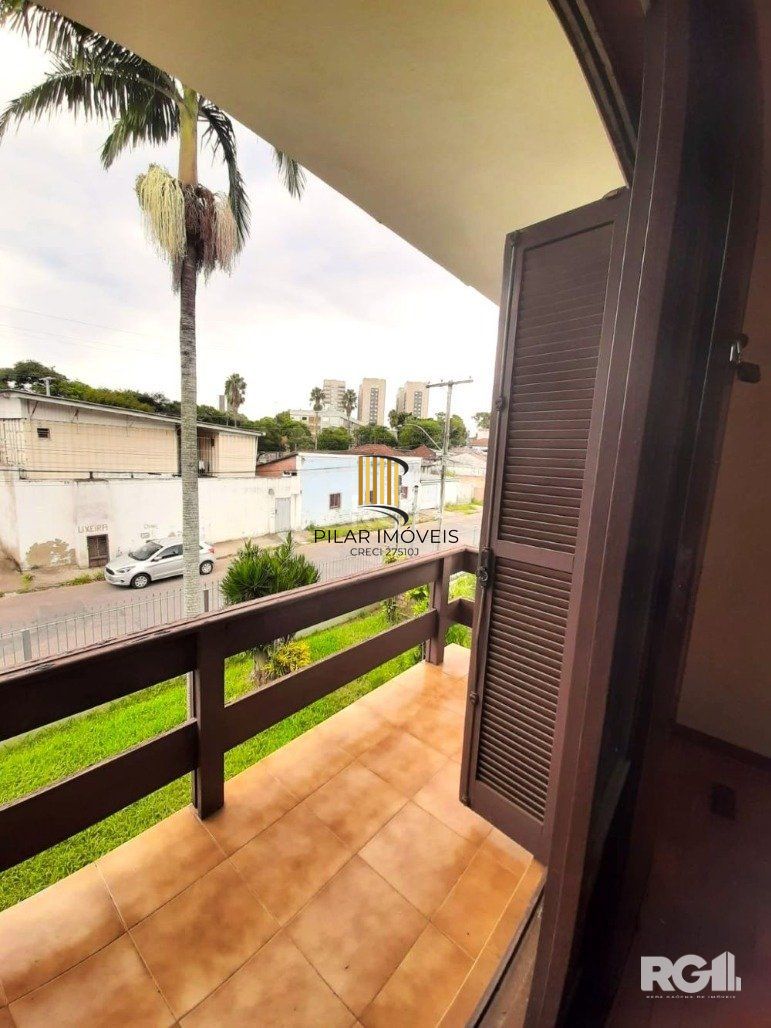 Casa com 351,60m2 de área construída em propriedade de 743m2 no Bairro Jardim Carvalho.