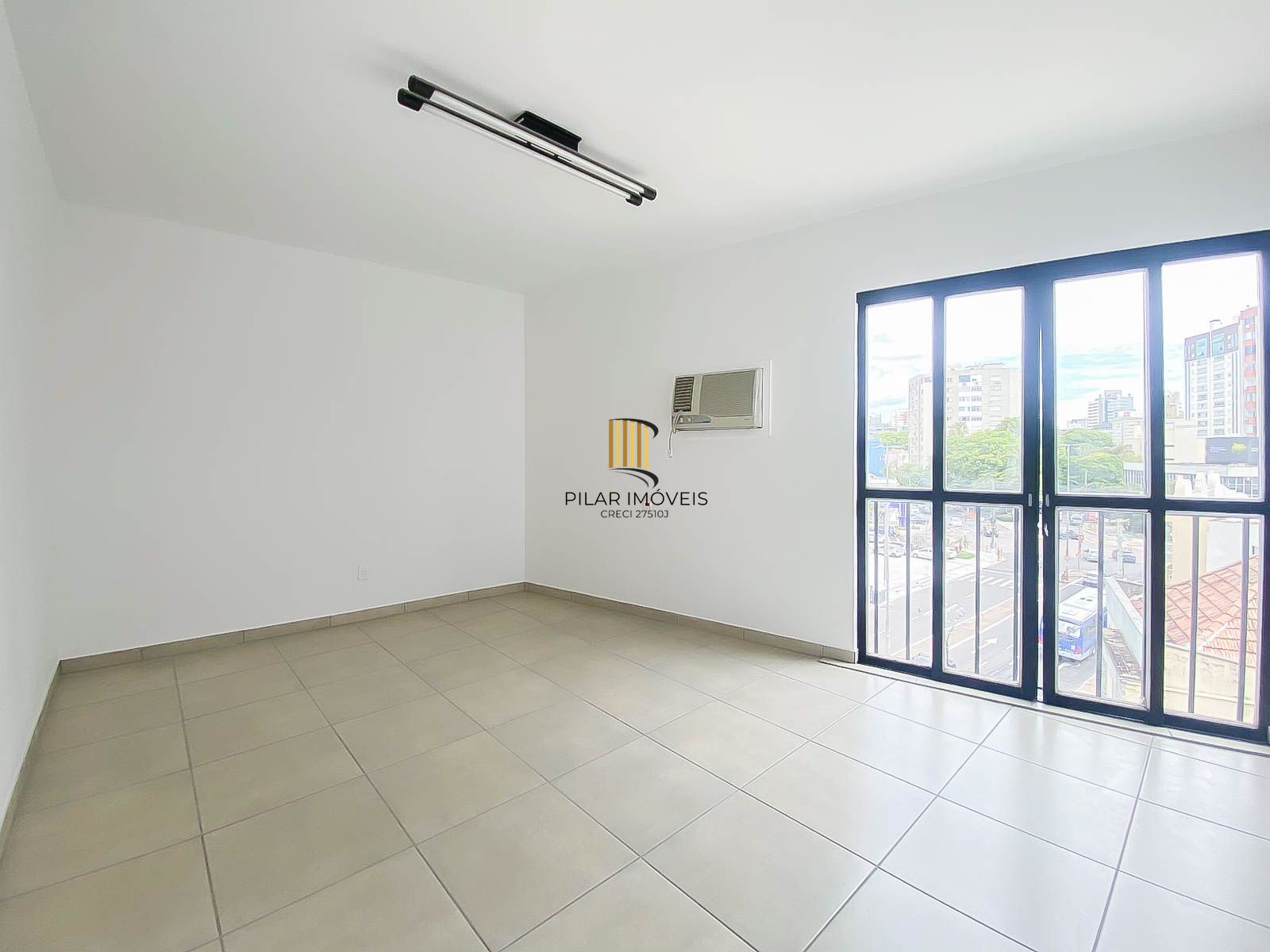 Sala Comercial à Venda na Av. Benjamin Constant – Andar Alto e Portaria