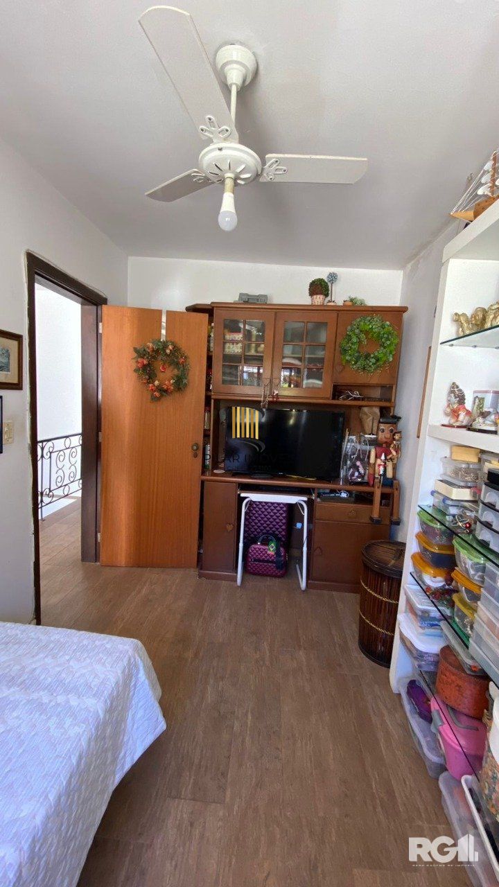 CASA AMPLA 3 DORMITÓRIOS NO ANDAR SUPERIOR NA CIDADE BAIXA .