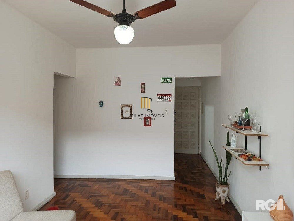 Apartamento à venda na Cidade Baixa – 2 dormitórios, de frente, com sacada integrada – Somente para investidor.