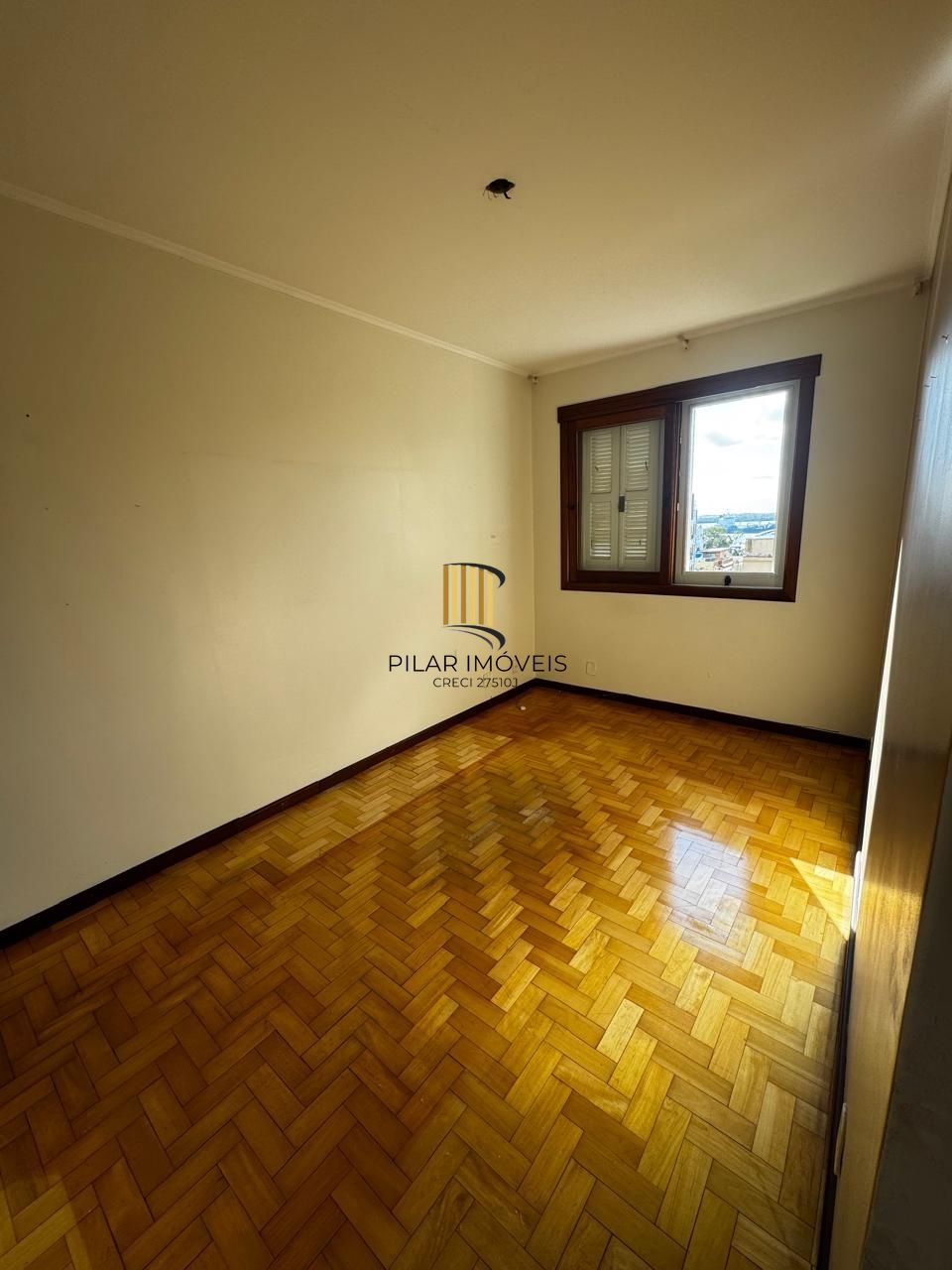 Apartamento no Centro Histórico de Porto Alegre – 2 dormitórios e 2 banheiros, dependência e elevador.
