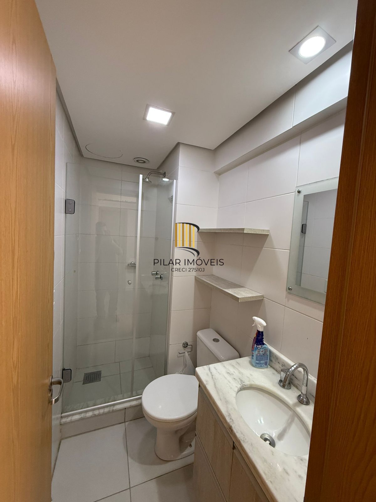 Apartamento desocupado com 2 quartos, sendo 1 suíte, 2 banheiros e garagem coberta escriturada.