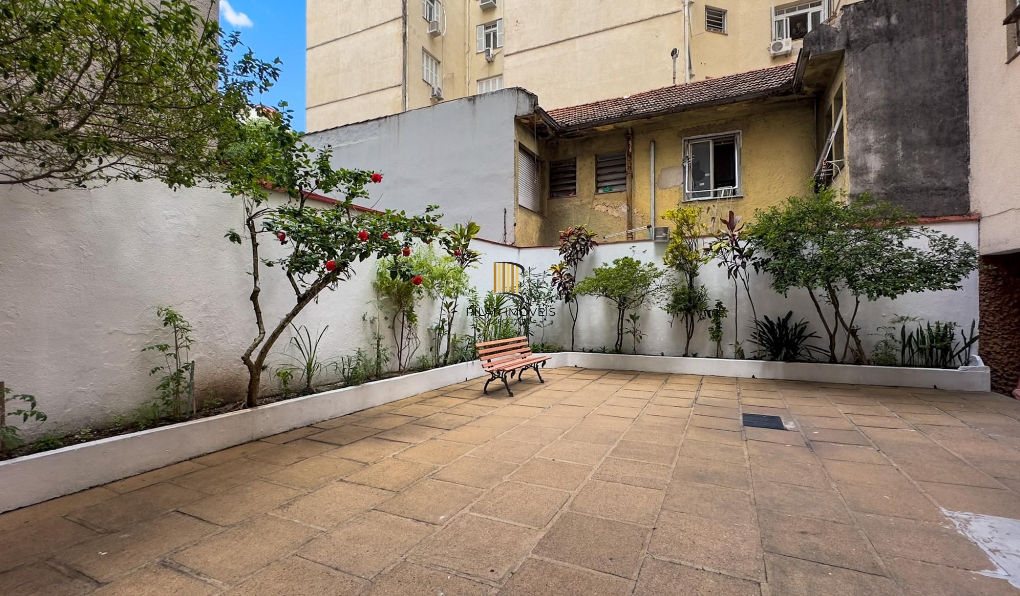 Apartamento no Centro Histórico de Porto Alegre – 2 dormitórios e 2 banheiros, dependência e elevador.