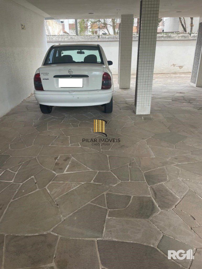 Apartamento de 2 dormitórios sendo um com sacada e garagem para 2 carros.