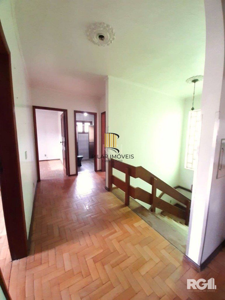 Casa com 351,60m2 de área construída em propriedade de 743m2 no Bairro Jardim Carvalho.