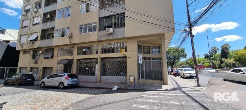 AMPLA LOJA COM MEZANINO, EM FRENTE A REDENÇÃO.