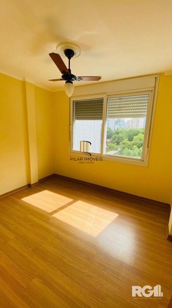 Apartamento de 2 dormitórios, frente, reformado na Cidade Baixa