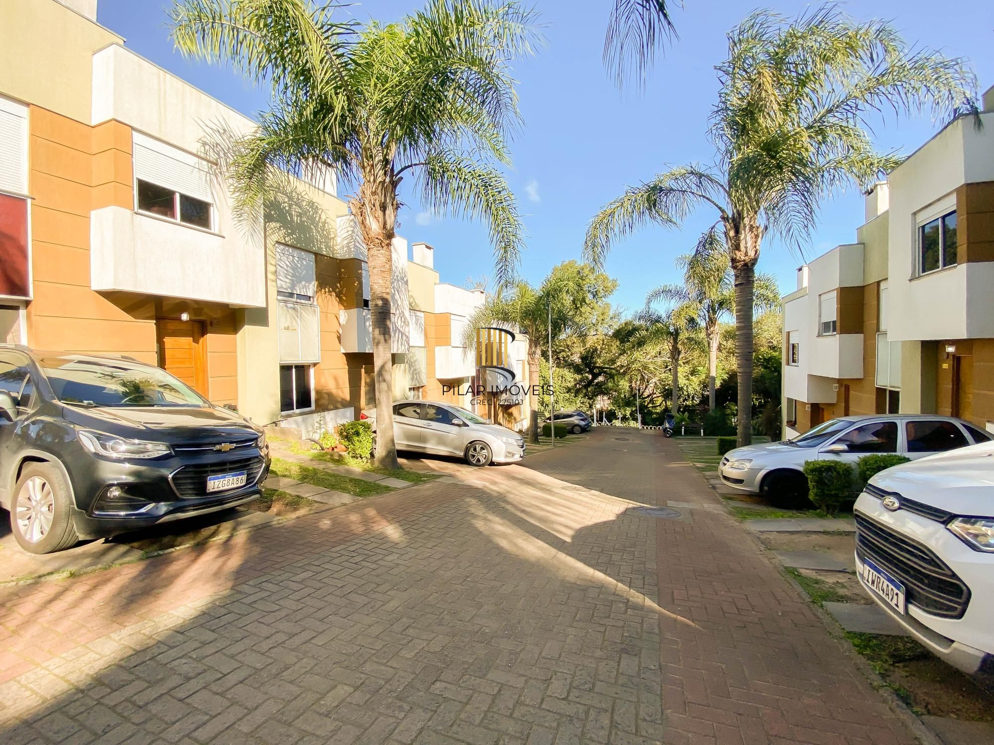 Casa semi-mobiliada à venda em condomínio fechado com 3 dormitórios e suíte