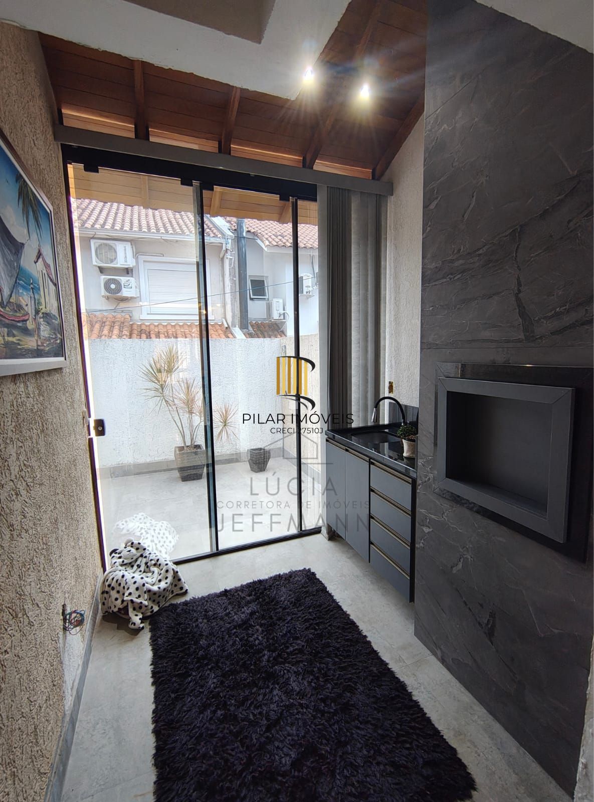 Casa em condomínio semi-mobiliada, desocupada e pronta para morar!