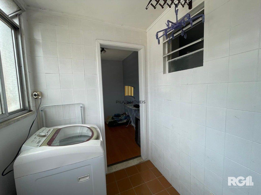 Apartamento de 2 dormitórios sendo um com sacada e garagem para 2 carros.