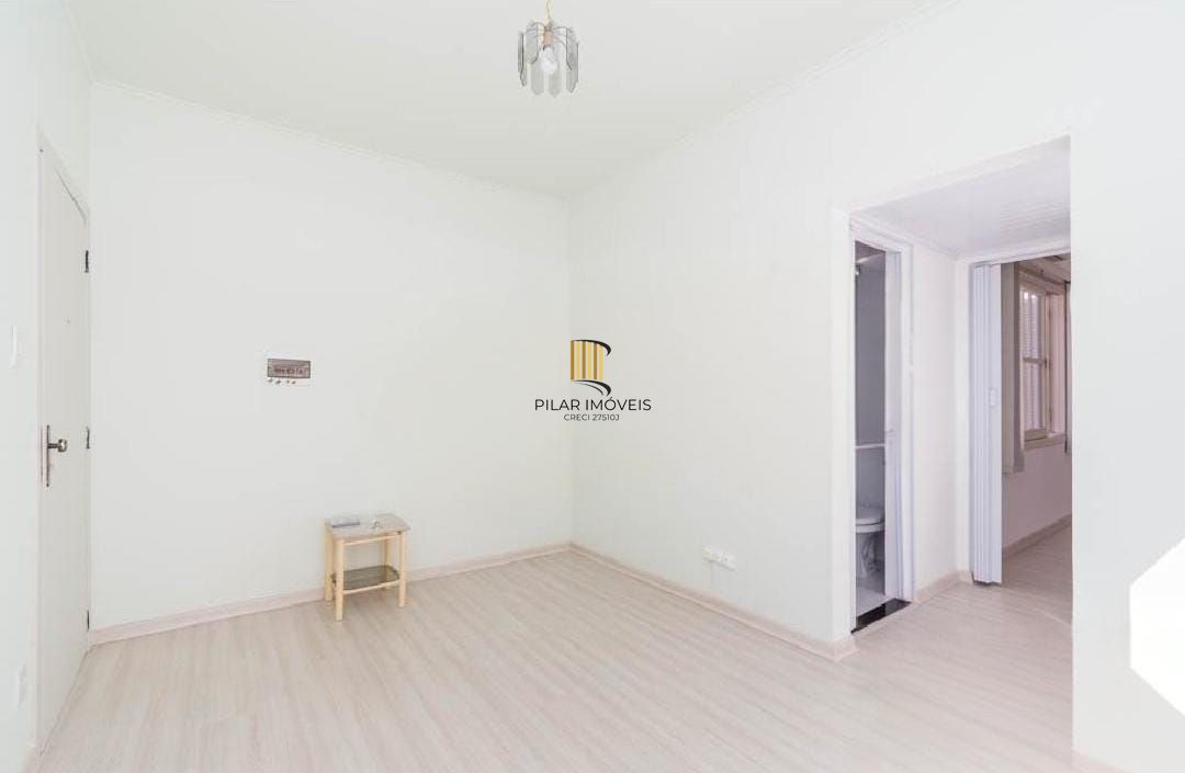 Apartamento amplo e arejado, com excelente iluminação natural e ventilação cruzada.