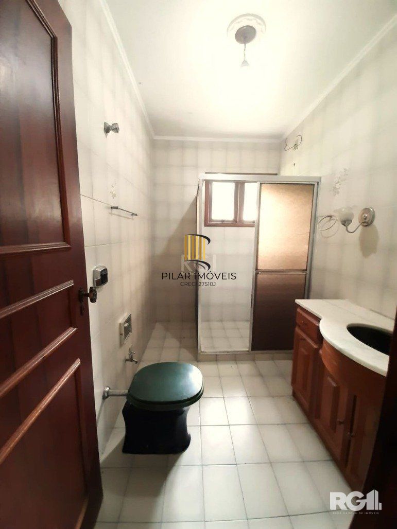 Casa com 351,60m2 de área construída em propriedade de 743m2 no Bairro Jardim Carvalho.