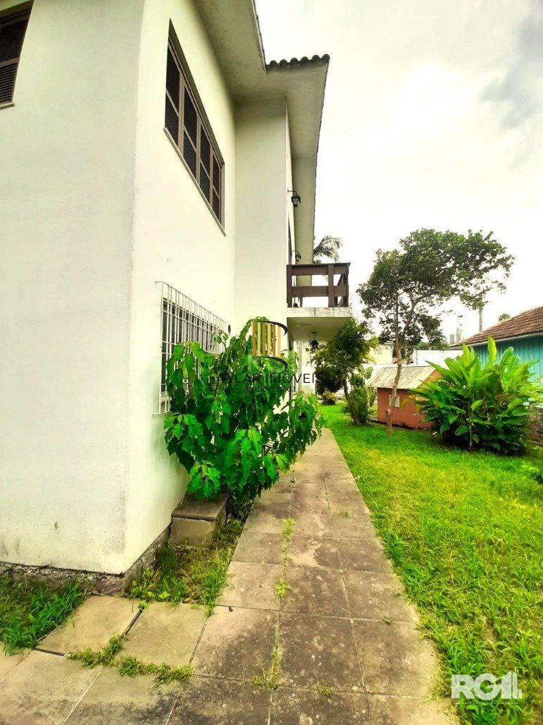 Casa com 351,60m2 de área construída em propriedade de 743m2 no Bairro Jardim Carvalho.