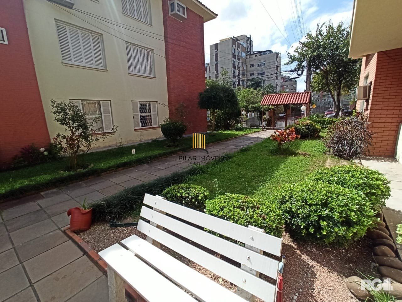 Apartamento Reformado de 2 Dormitórios com Sacada no Menino Deus, Porto Alegre - Pilar Imóveis