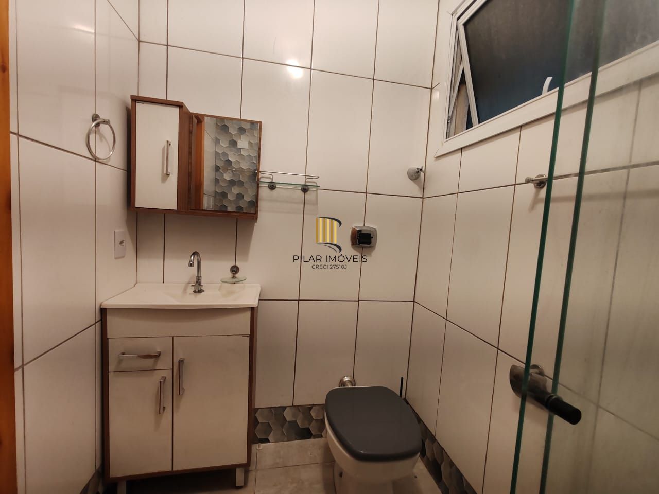 Apartamento Reformado de 2 Dormitórios com Sacada no Menino Deus, Porto Alegre