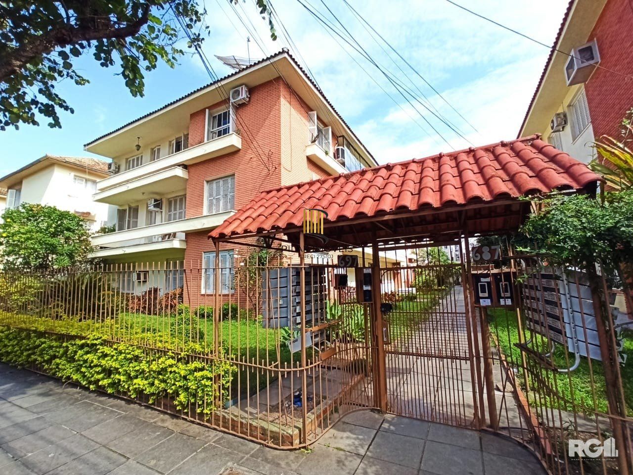 Apartamento Reformado de 2 Dormitórios com Sacada no Menino Deus, Porto Alegre - Pilar Imóveis