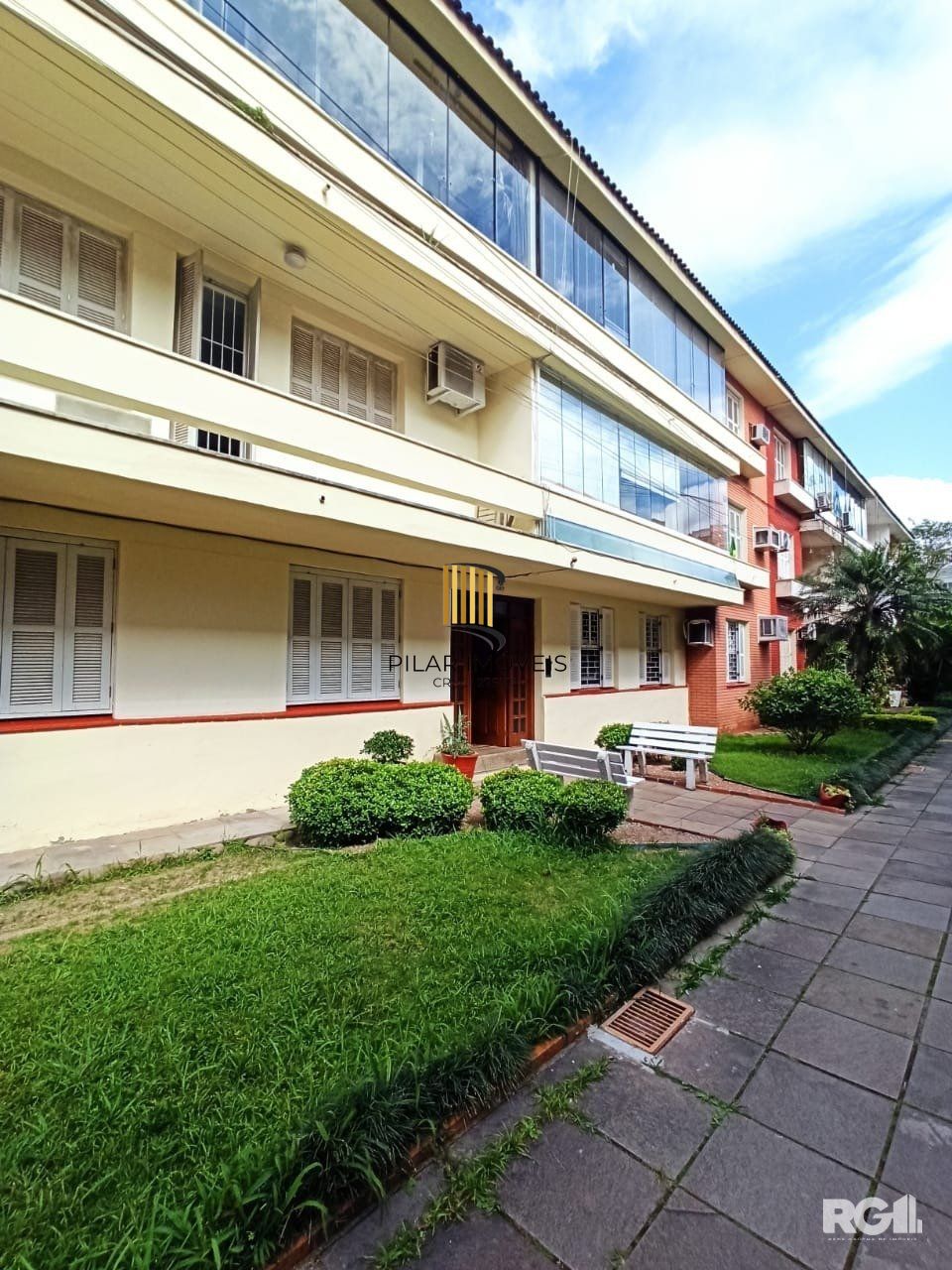 Apartamento Reformado de 2 Dormitórios com Sacada no Menino Deus, Porto Alegre