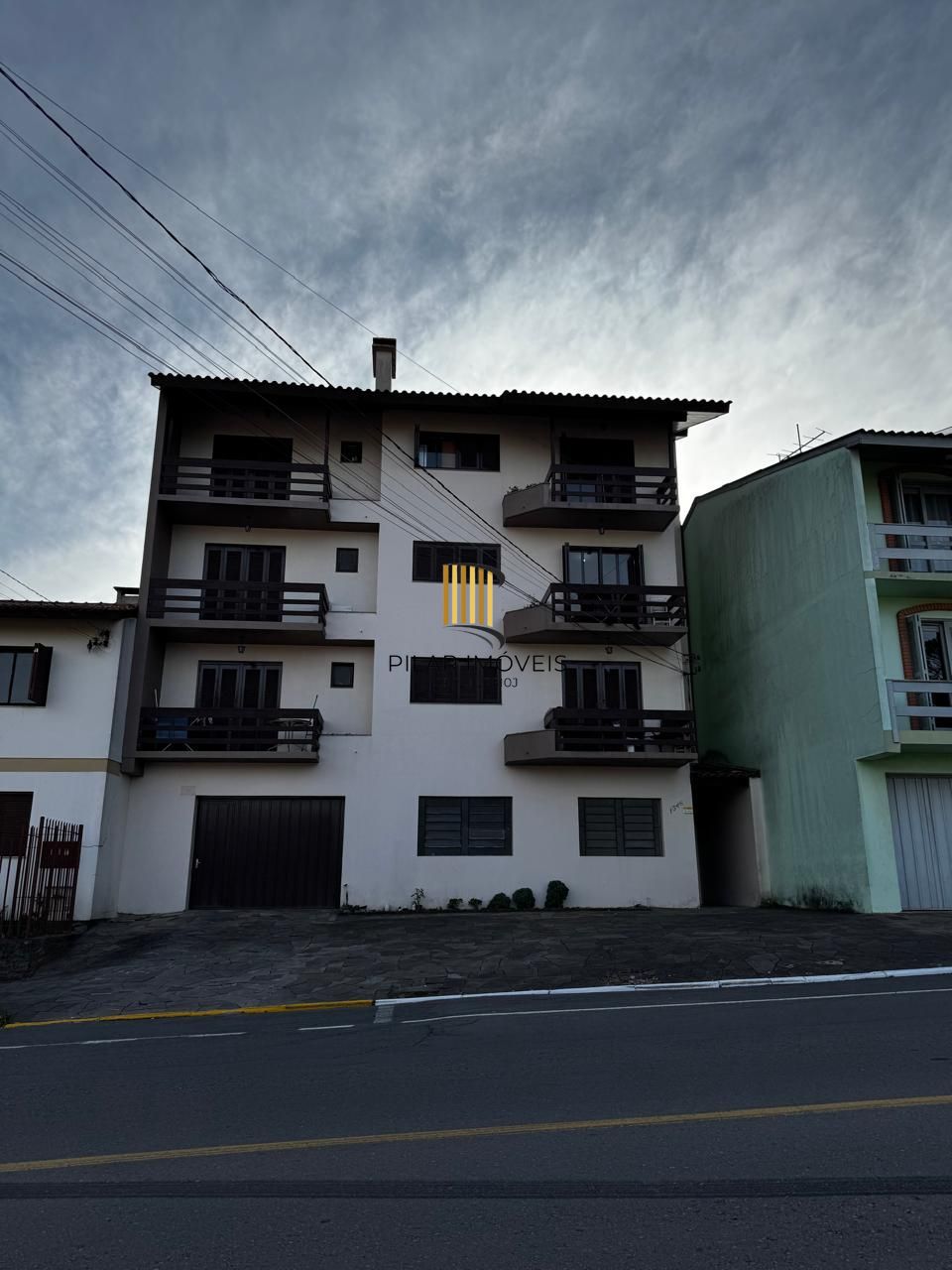 Loja terrea de frente com garagem - Pilar Imóveis