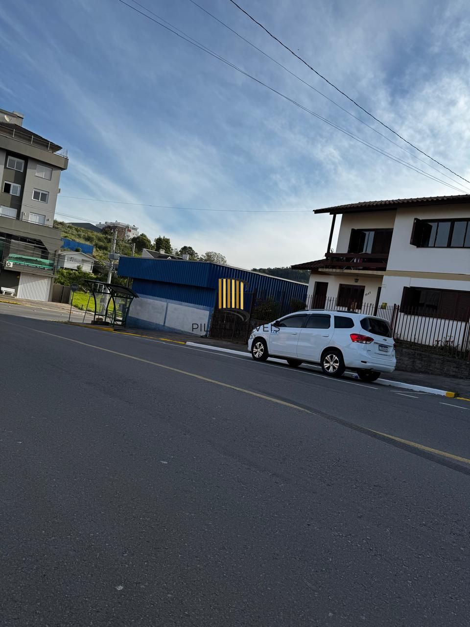 Loja terrea de frente com garagem