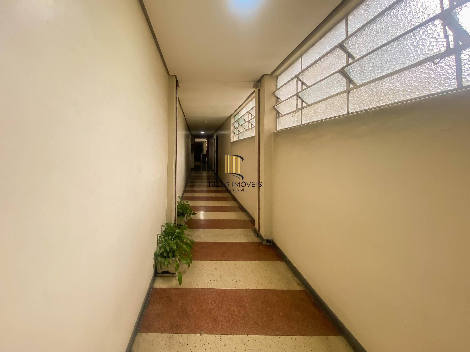 Apartamento reformado e mobiliado com eletros no Centro de Porto Alegre
