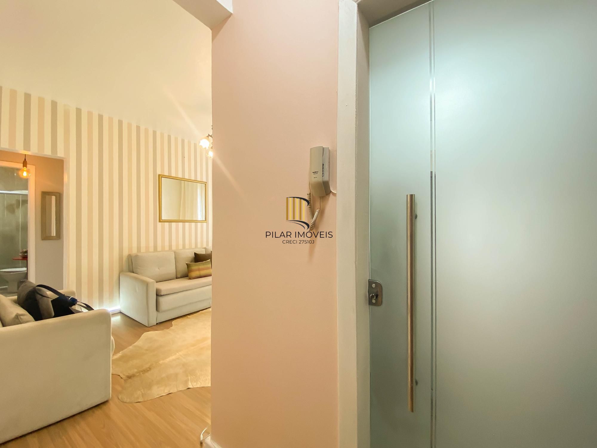 Apartamento reformado e mobiliado com eletros no Centro de Porto Alegre