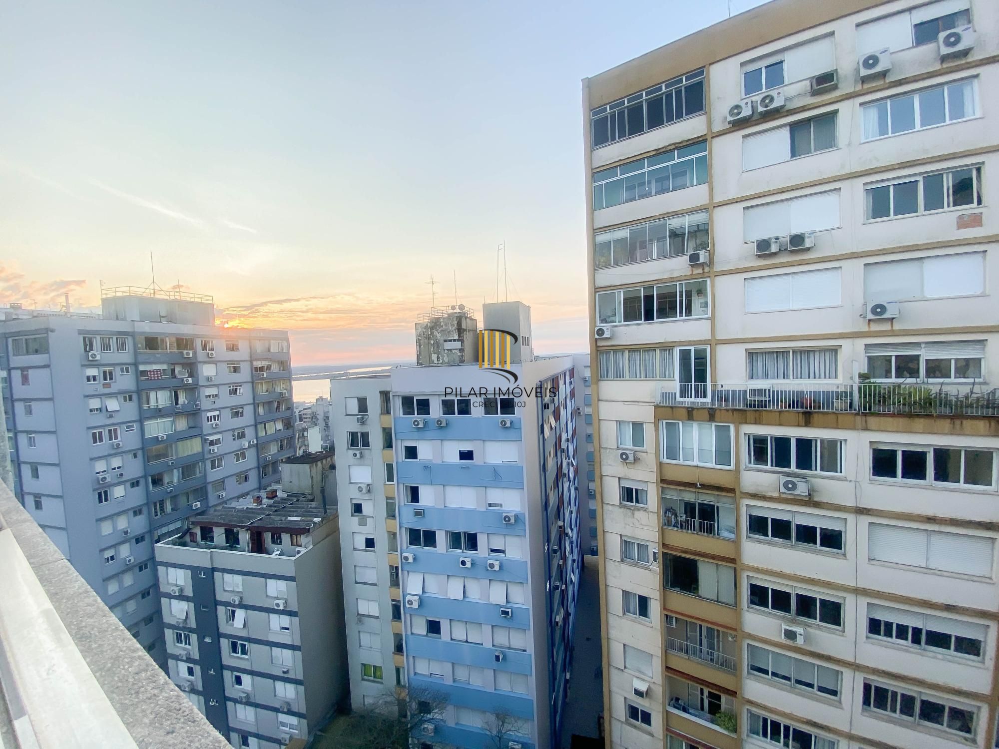 Apartamento mobiliado 2 dormitórios com closet e 2 vagas – Duque de Caxias