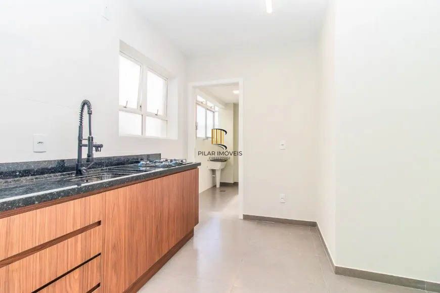 Apartamento Reformado com 2 Dormitórios e 1 Vaga Coberta - Mont Serrat
