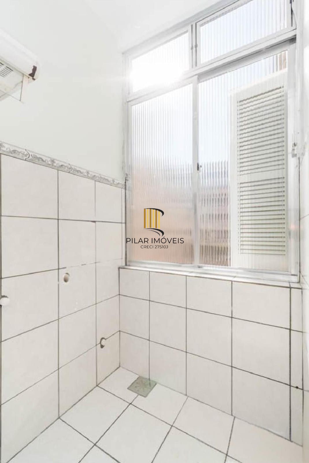 Apartamento amplo e arejado, com excelente iluminação natural e ventilação cruzada.