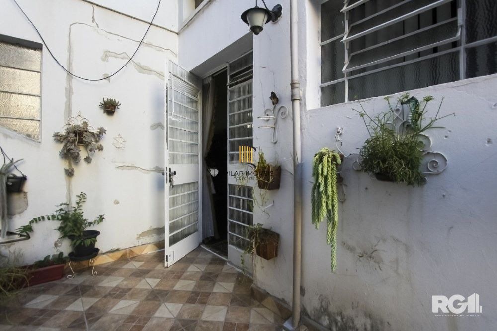 Apartamento de 2 dormitórios em ótima localização na Av. Cristovao colombo.