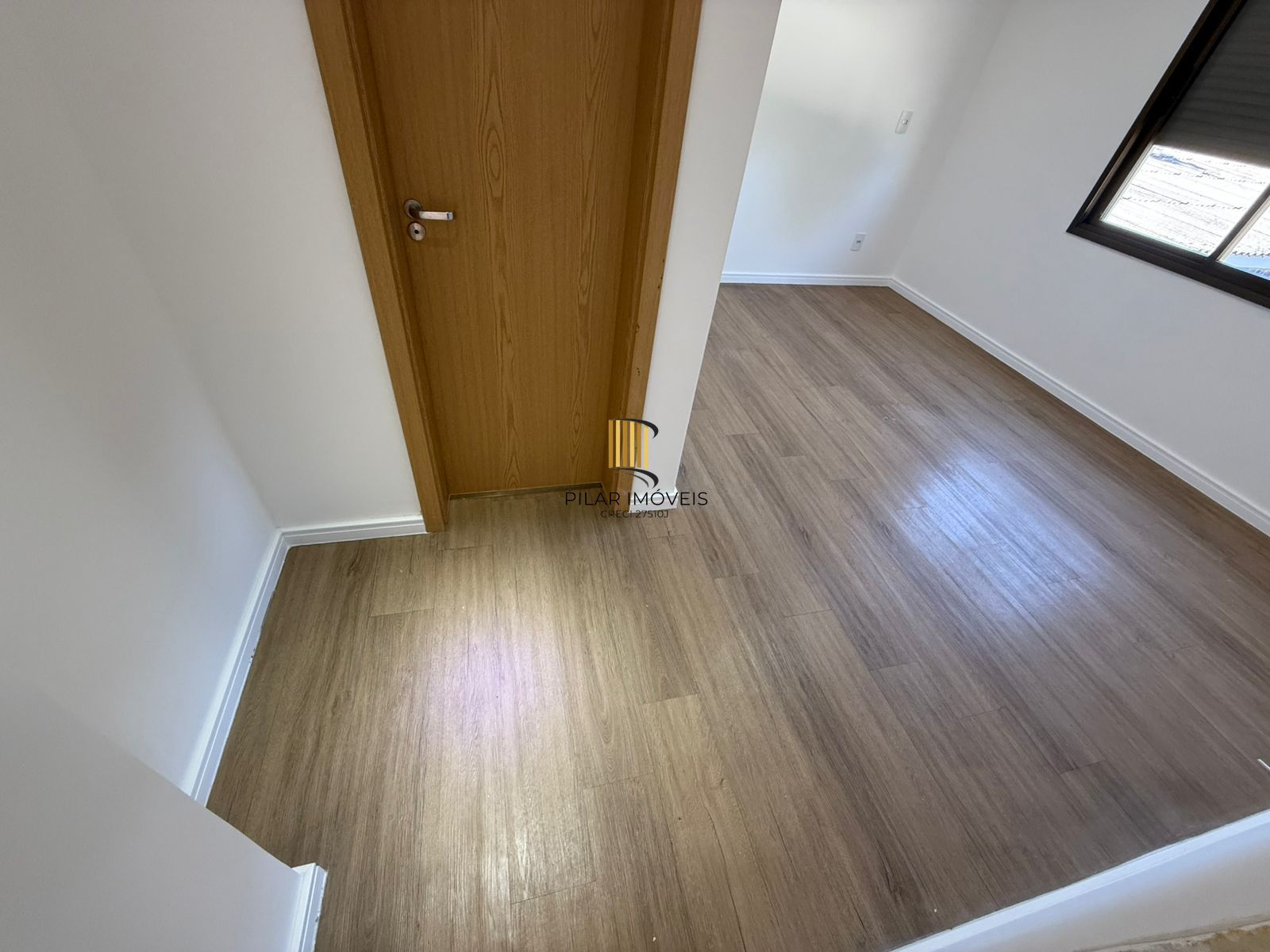Apartamento desocupado com 2 quartos, sendo 1 suíte, 2 banheiros e garagem coberta escriturada.
