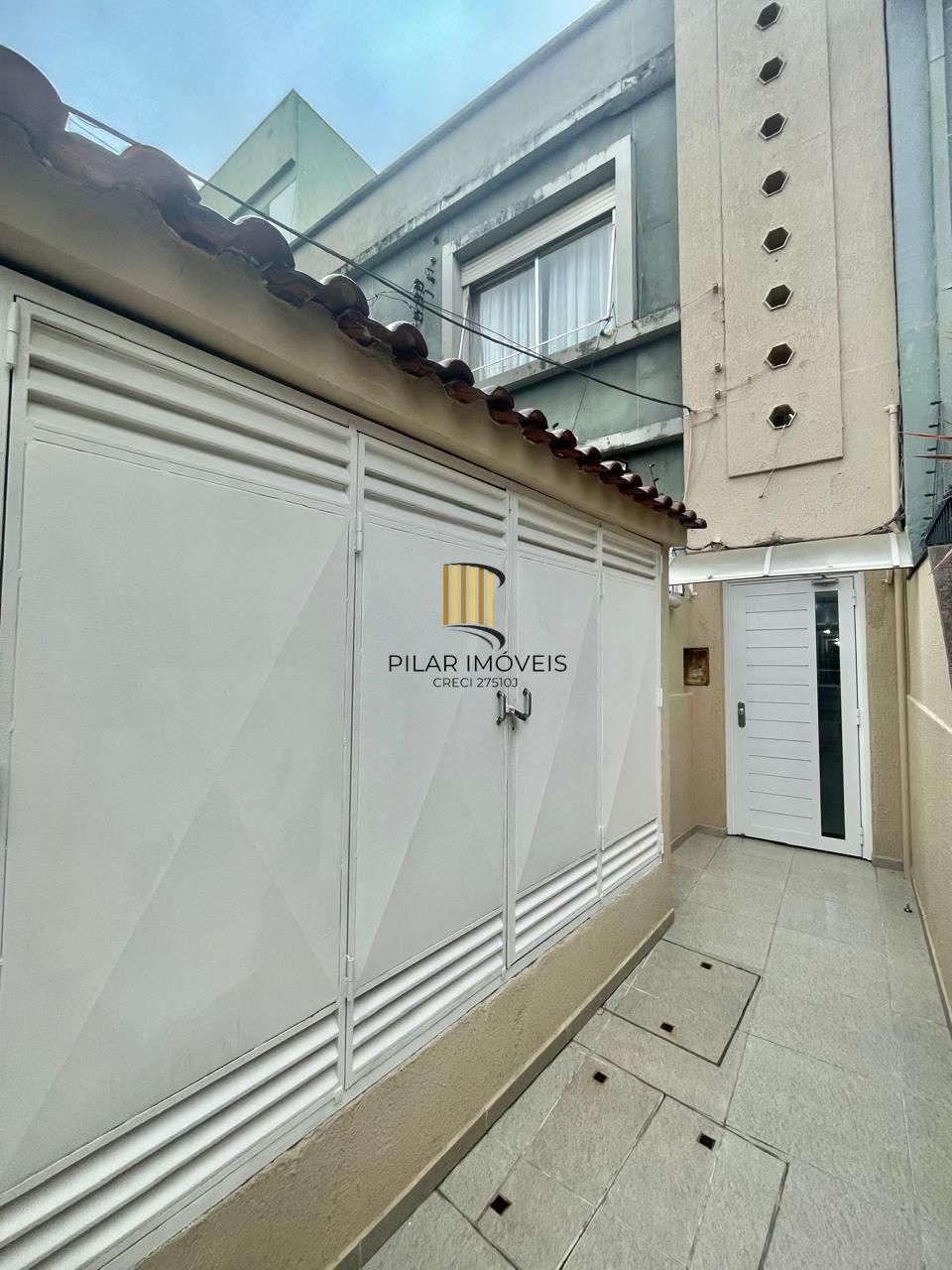 Parte da área externa que possui uma cobertura, após a venda, deve voltar a forma original, sem cobertura. Apartamento estilo garden com área externa privativa, 02 quartos com ventilador de teto, livi