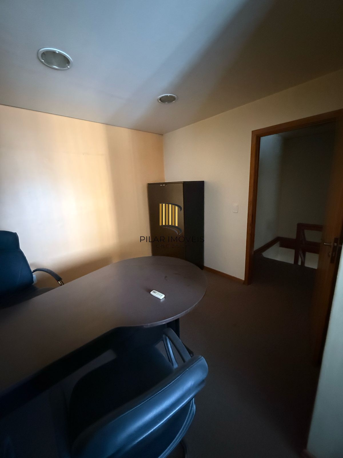 Sala comercial duplex com 71m², 2 banheiros e mobiliada na Cidade Baixa
