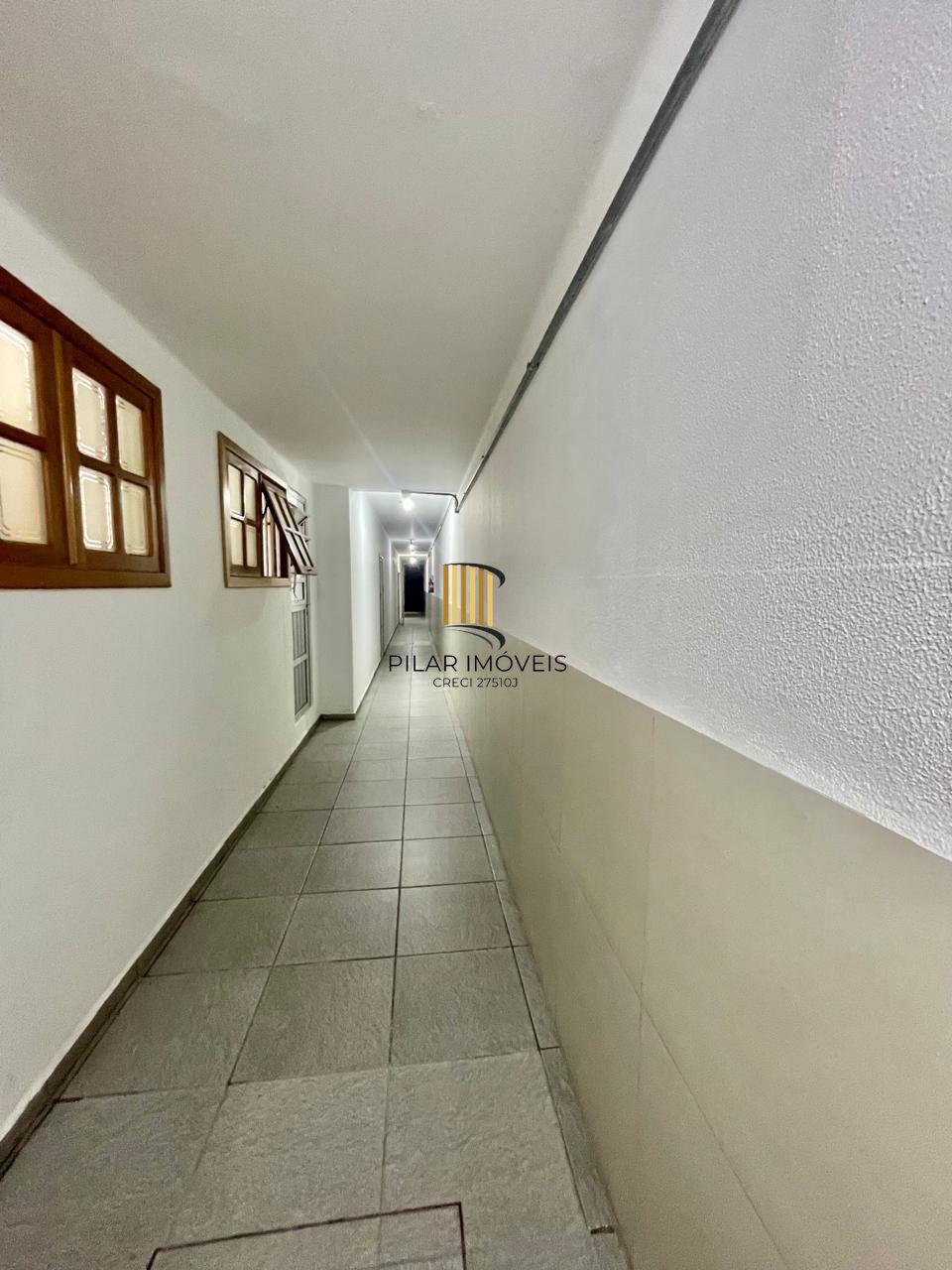 Parte da área externa que possui uma cobertura, após a venda, deve voltar a forma original, sem cobertura. Apartamento estilo garden com área externa privativa, 02 quartos com ventilador de teto, livi