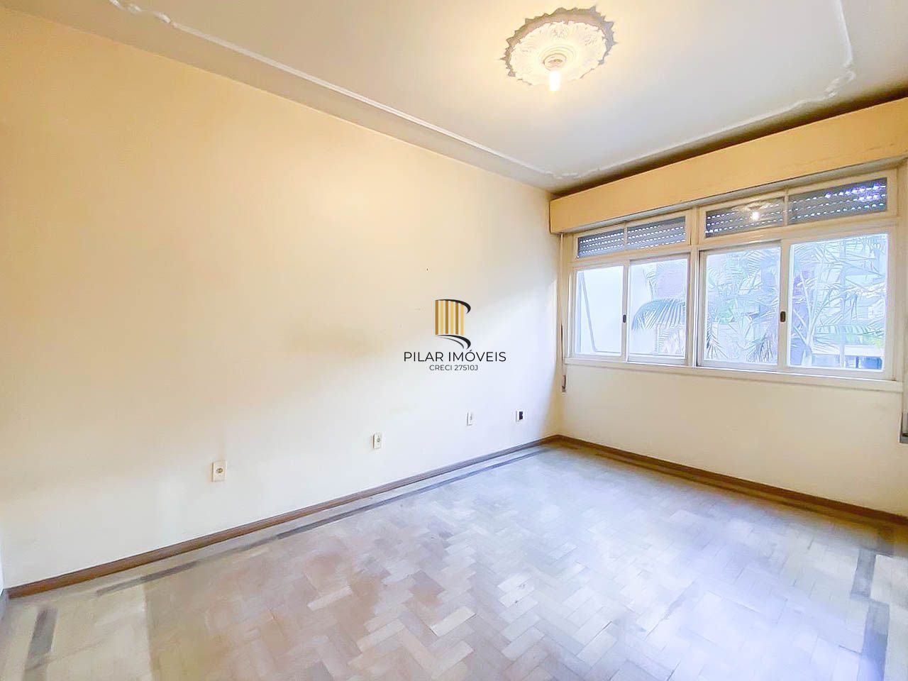 Apartamento amplo de 3 dormitórios, ensolarado, com portaria 24h próximo à UFRGS