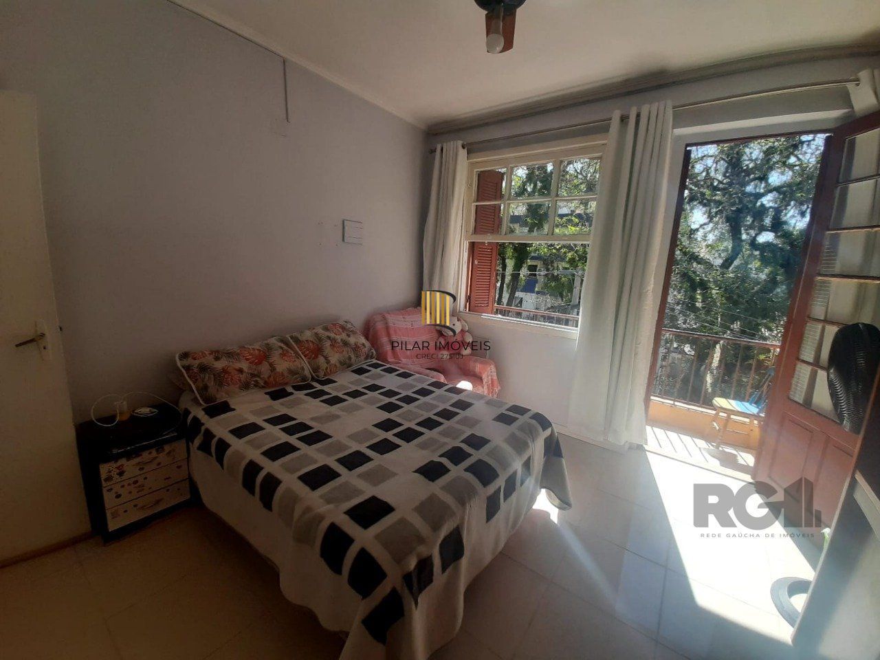 Apartamento 2 dormitórios, com dependência, de frente a fundos, com sacada, bair