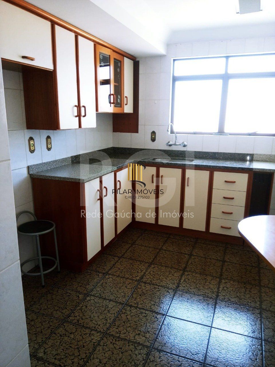 Apartamento desocupado, 2 quartos, andar alto, garagem  na Cidade Baixa.