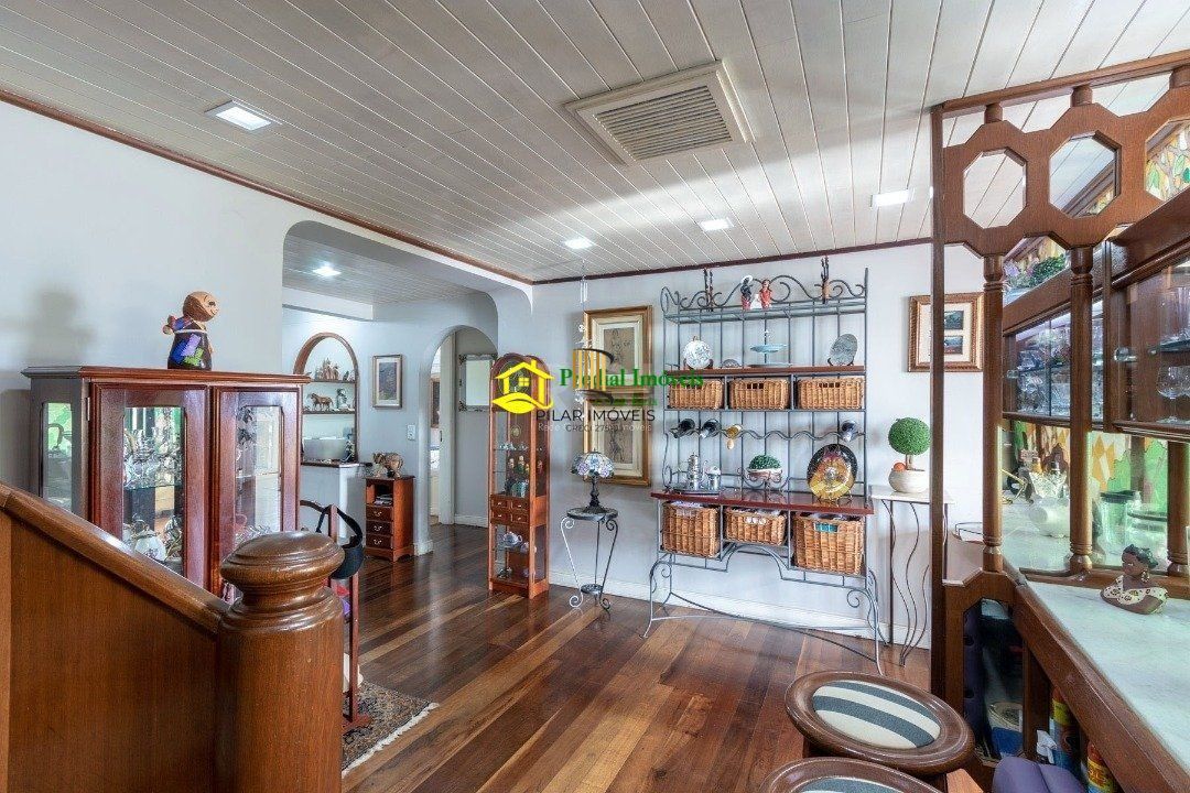 Cobertura para Venda - 306.94m², 3 dormitórios, sendo 2 suites, 2 vagas - Menino