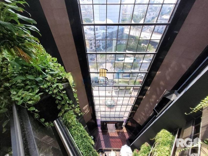 EXCELENTE SALA COMERCIAL NA CIDADE BAIXA COM 2 VAGAS ROTATIVAS A VENDA.