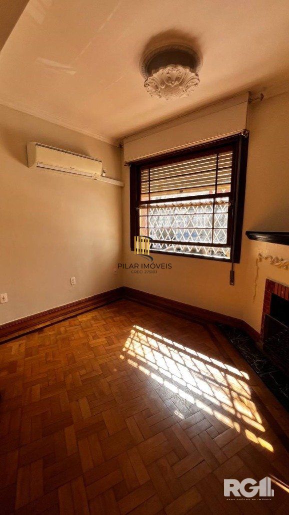 CASA A VENDA, AMPLA NA COMENDADOR BATISTA!