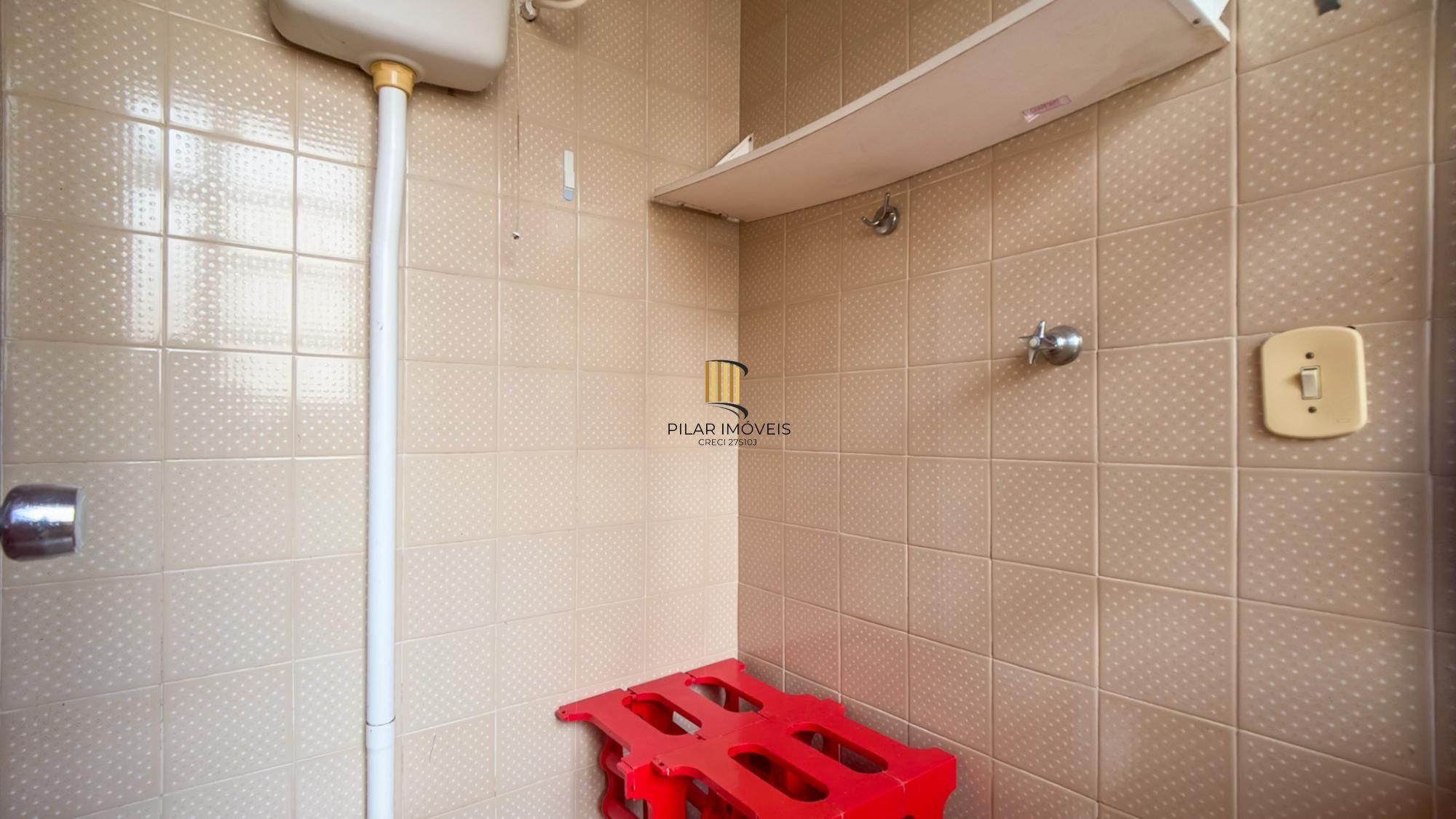 Apartamento no Centro Histórico de Porto Alegre – 2 dormitórios e 2 banheiros, dependência e elevador.