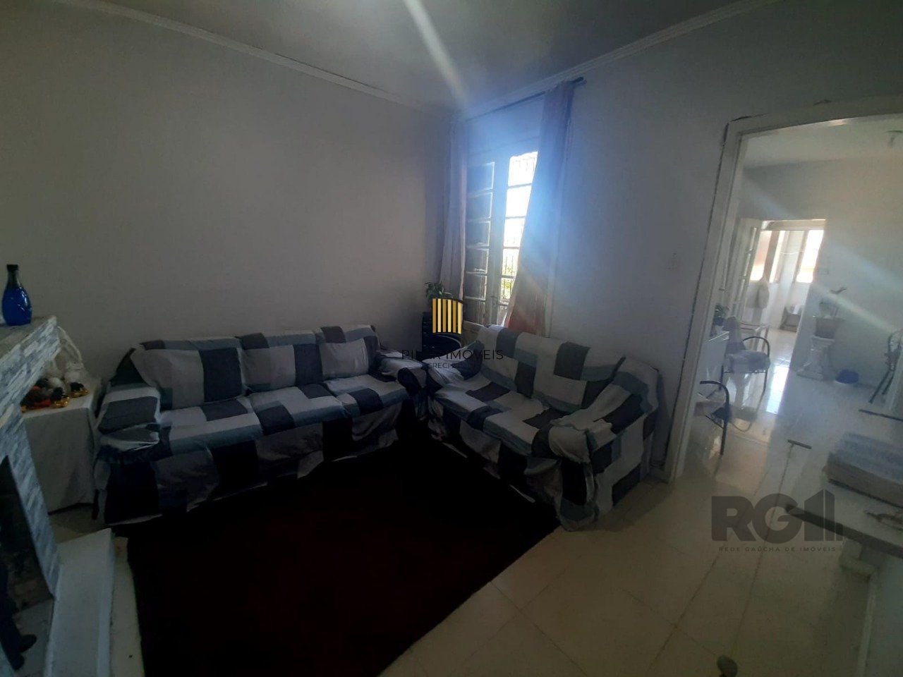 Apartamento 2 dormitórios, com dependência, de frente a fundos, com sacada, bair