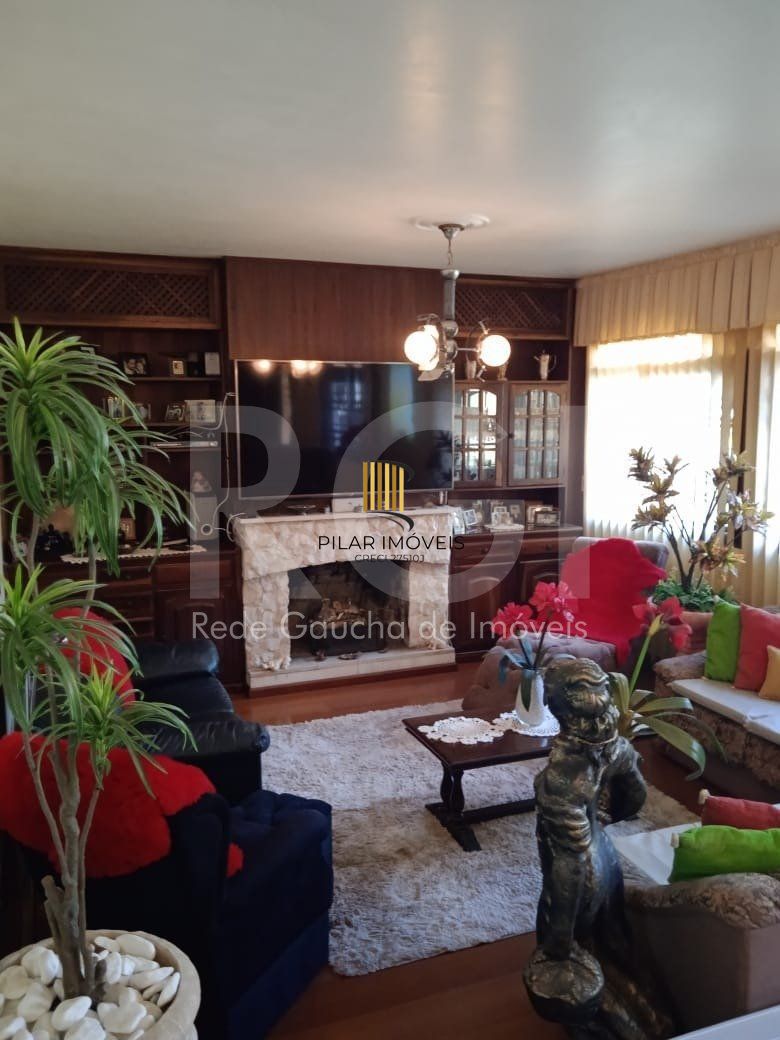 Casa para Venda - 750m², 6 dormitórios, sendo 3 suites, 4 vagas - Partenon