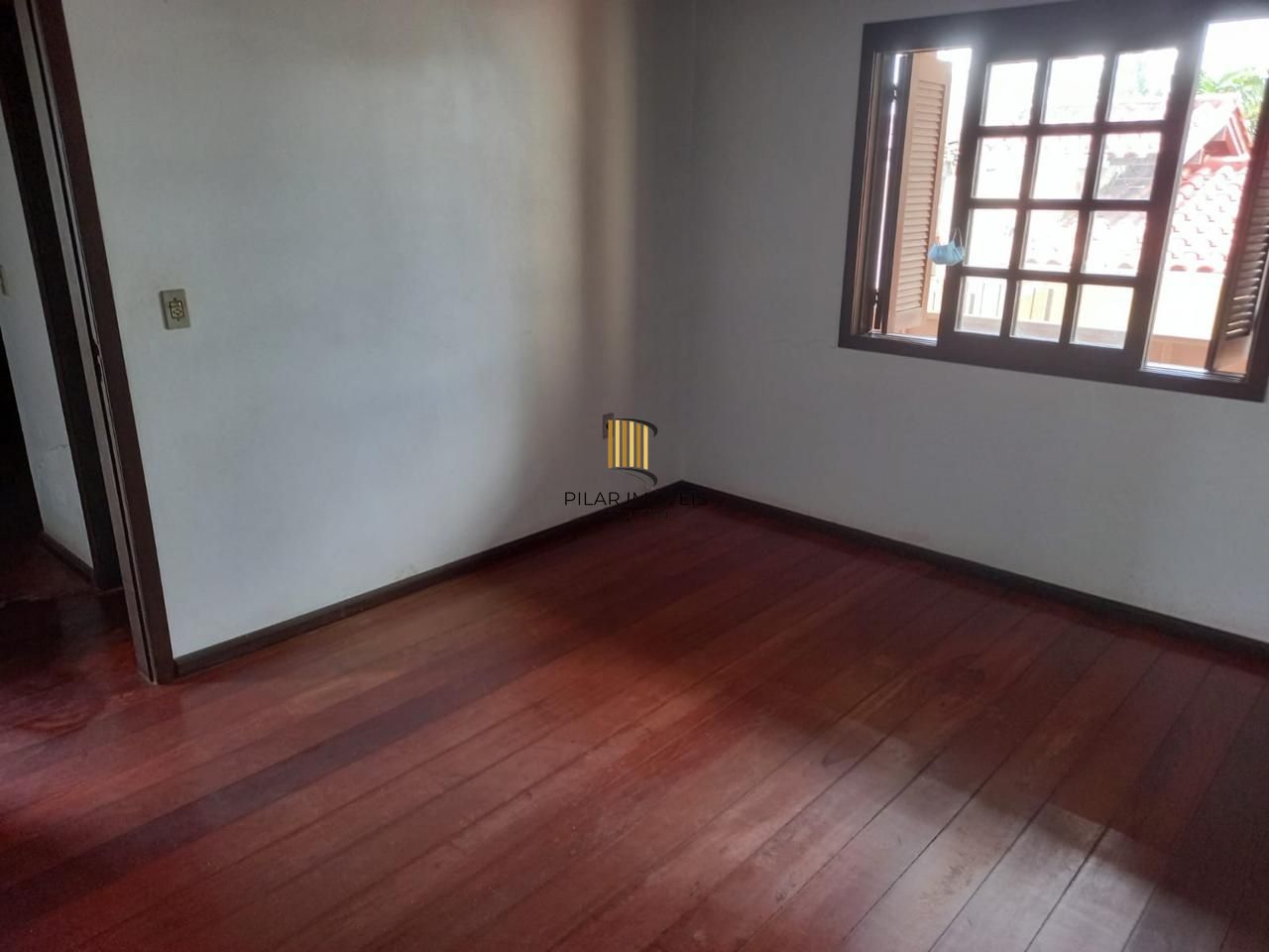 Casa residencial com 4 quartos, 3 banheiros e 1 suíte.