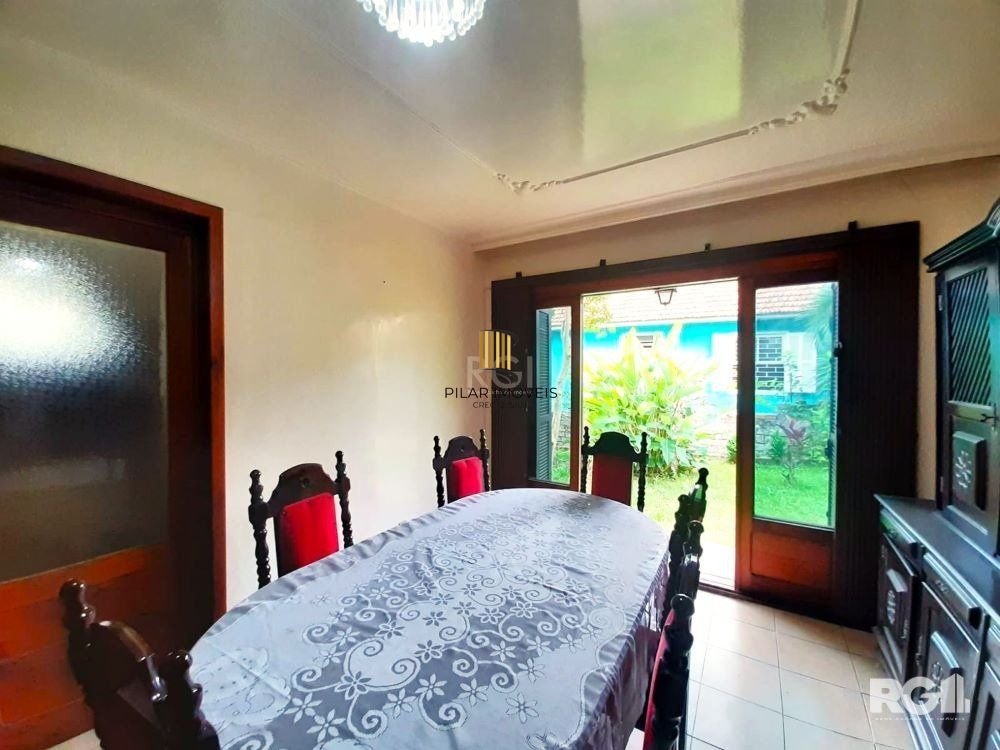 Casa com 351,60m2 de área construída em propriedade de 743m2 no Bairro Jardim Carvalho.