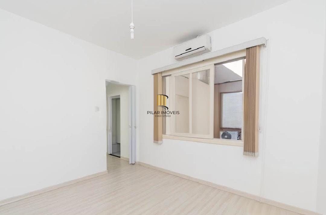 Apartamento amplo e arejado, com excelente iluminação natural e ventilação cruzada.
